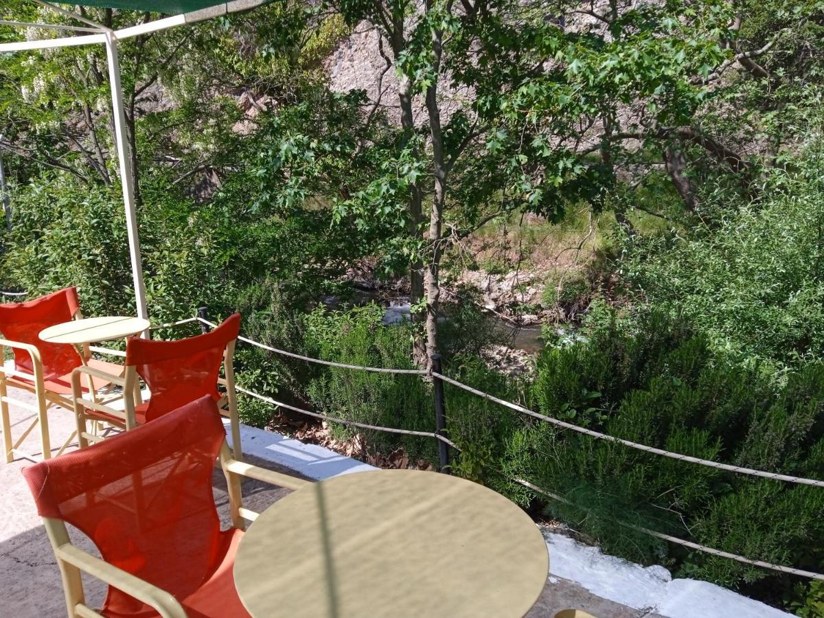 Guesthouse Eleftherios กาลาวริตา ภายนอก รูปภาพ
