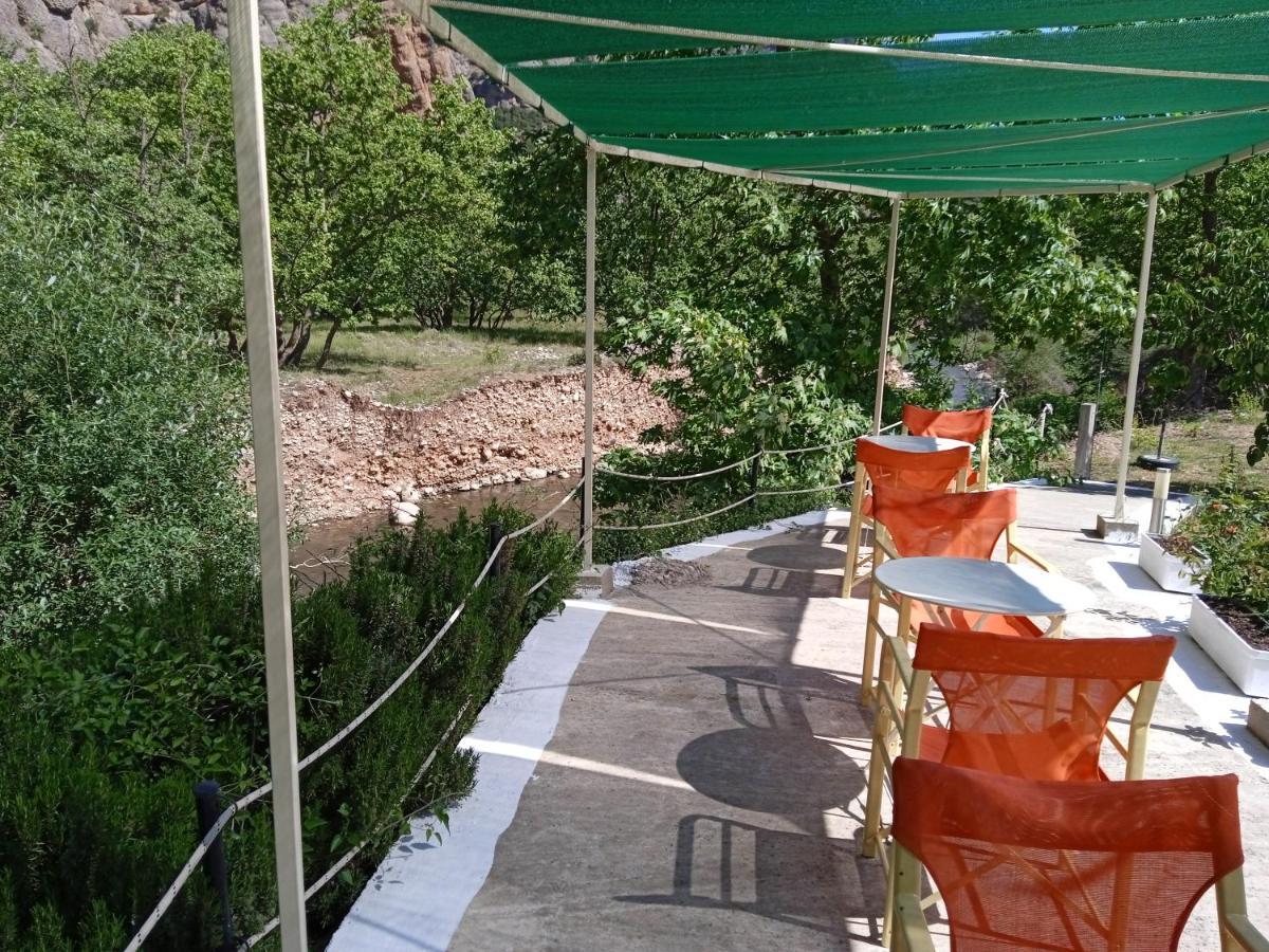 Guesthouse Eleftherios กาลาวริตา ภายนอก รูปภาพ