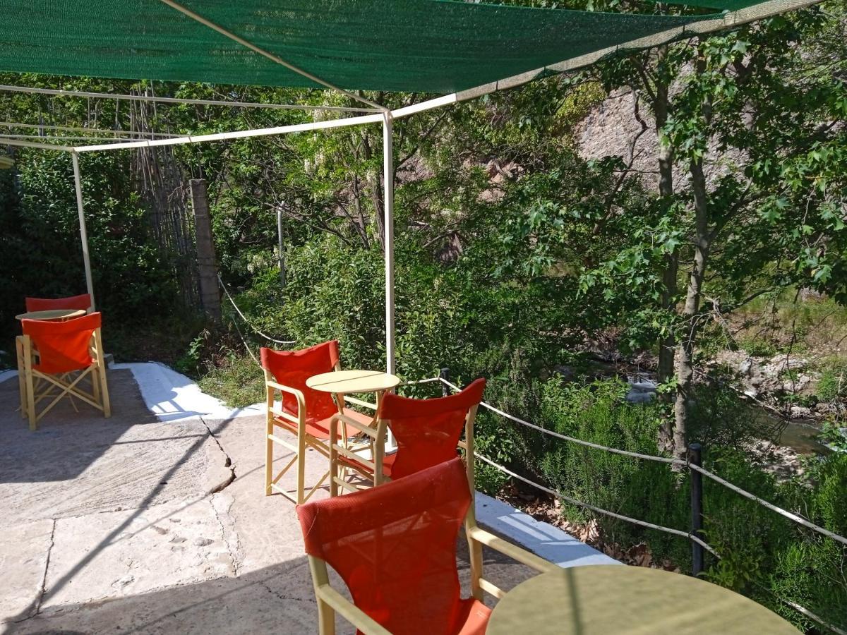 Guesthouse Eleftherios กาลาวริตา ภายนอก รูปภาพ
