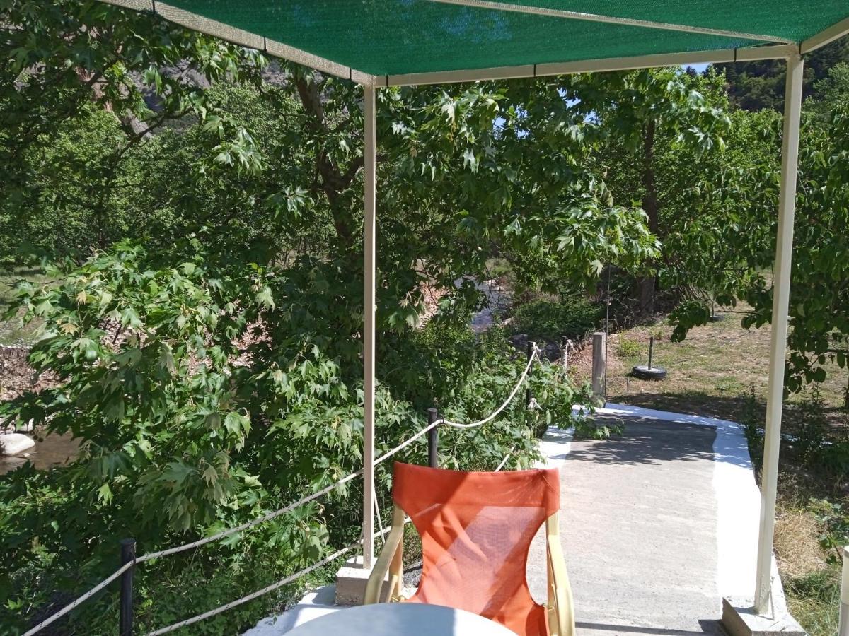Guesthouse Eleftherios กาลาวริตา ภายนอก รูปภาพ