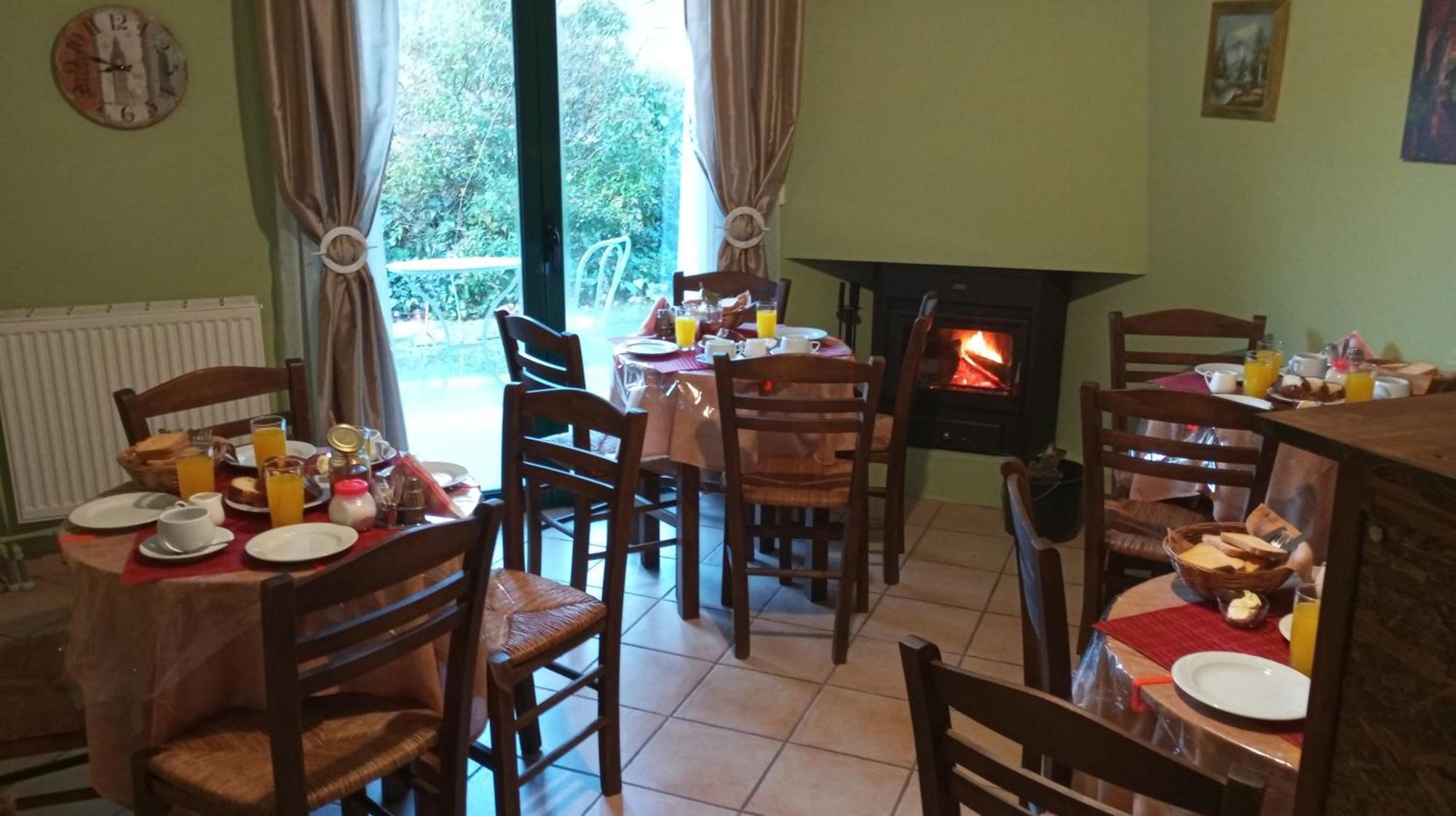 Guesthouse Eleftherios กาลาวริตา ภายนอก รูปภาพ