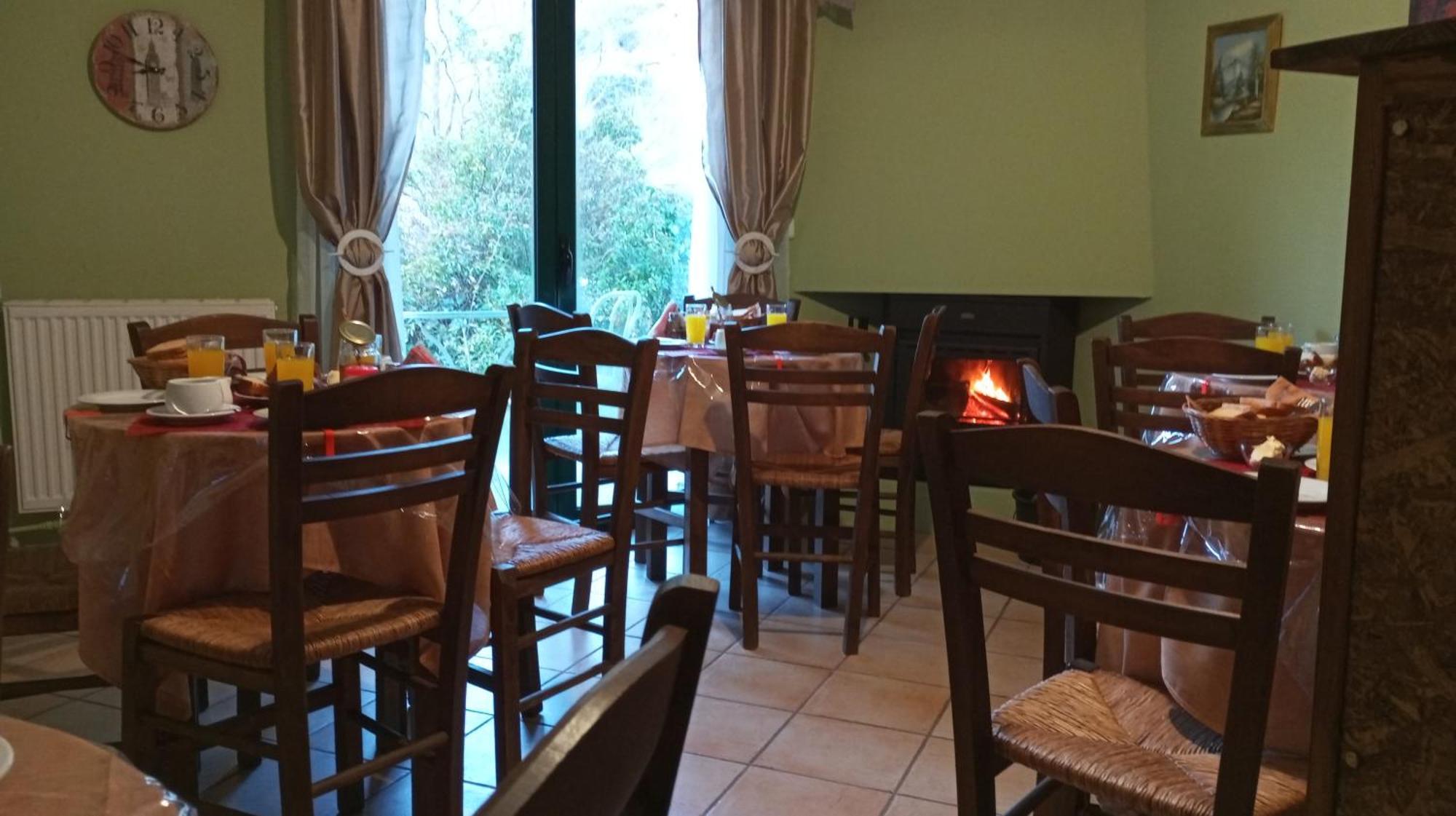 Guesthouse Eleftherios กาลาวริตา ภายนอก รูปภาพ