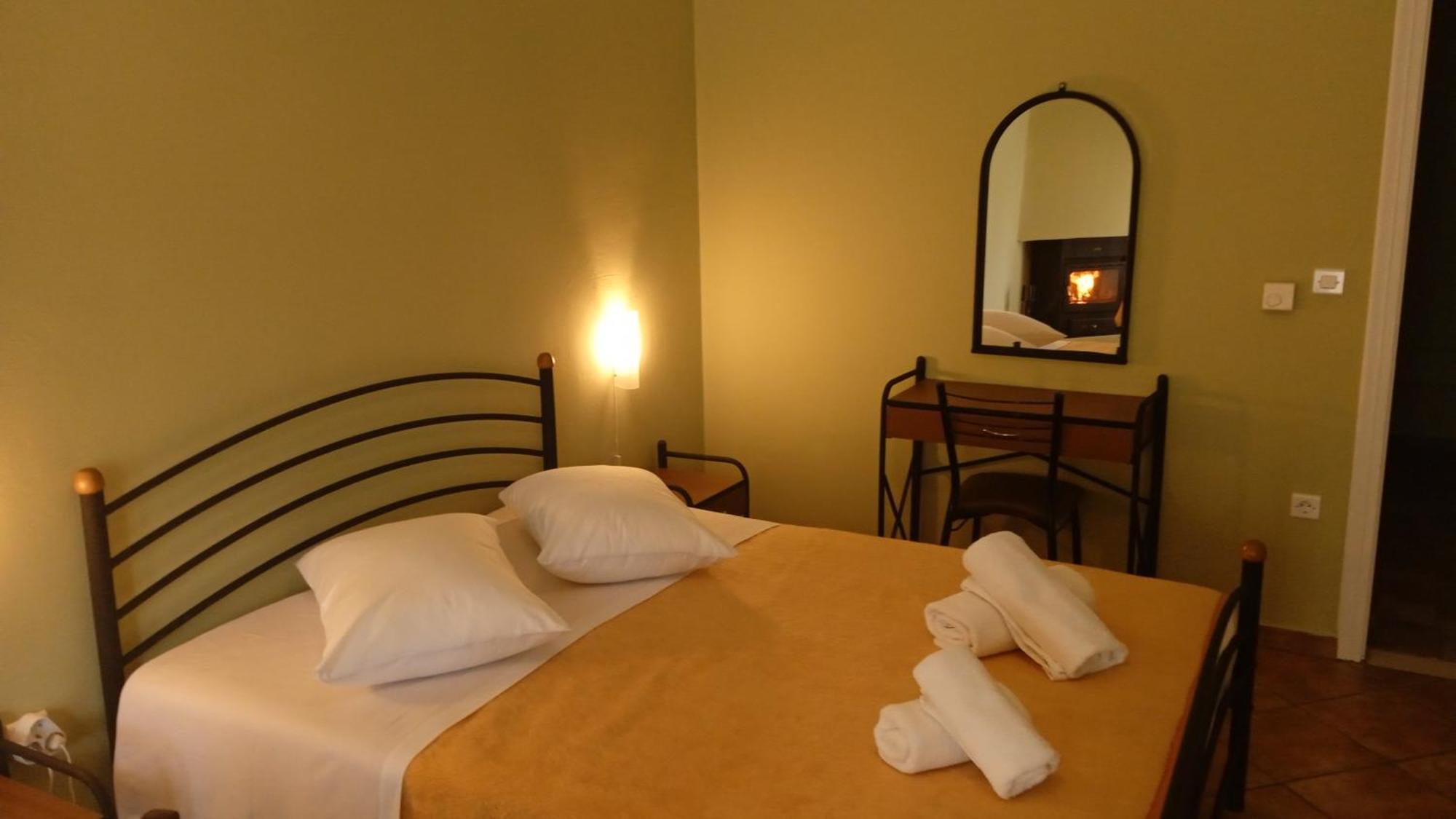 Guesthouse Eleftherios กาลาวริตา ภายนอก รูปภาพ