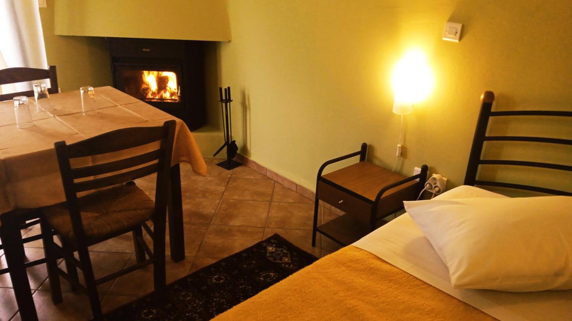 Guesthouse Eleftherios กาลาวริตา ภายนอก รูปภาพ