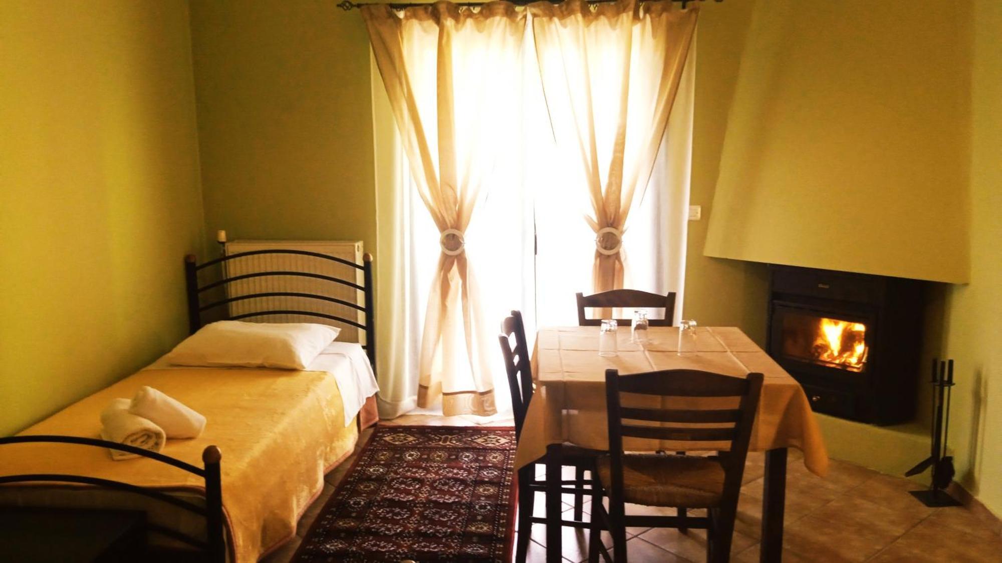 Guesthouse Eleftherios กาลาวริตา ภายนอก รูปภาพ