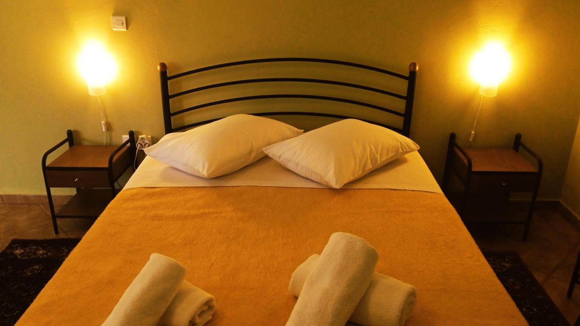 Guesthouse Eleftherios กาลาวริตา ภายนอก รูปภาพ