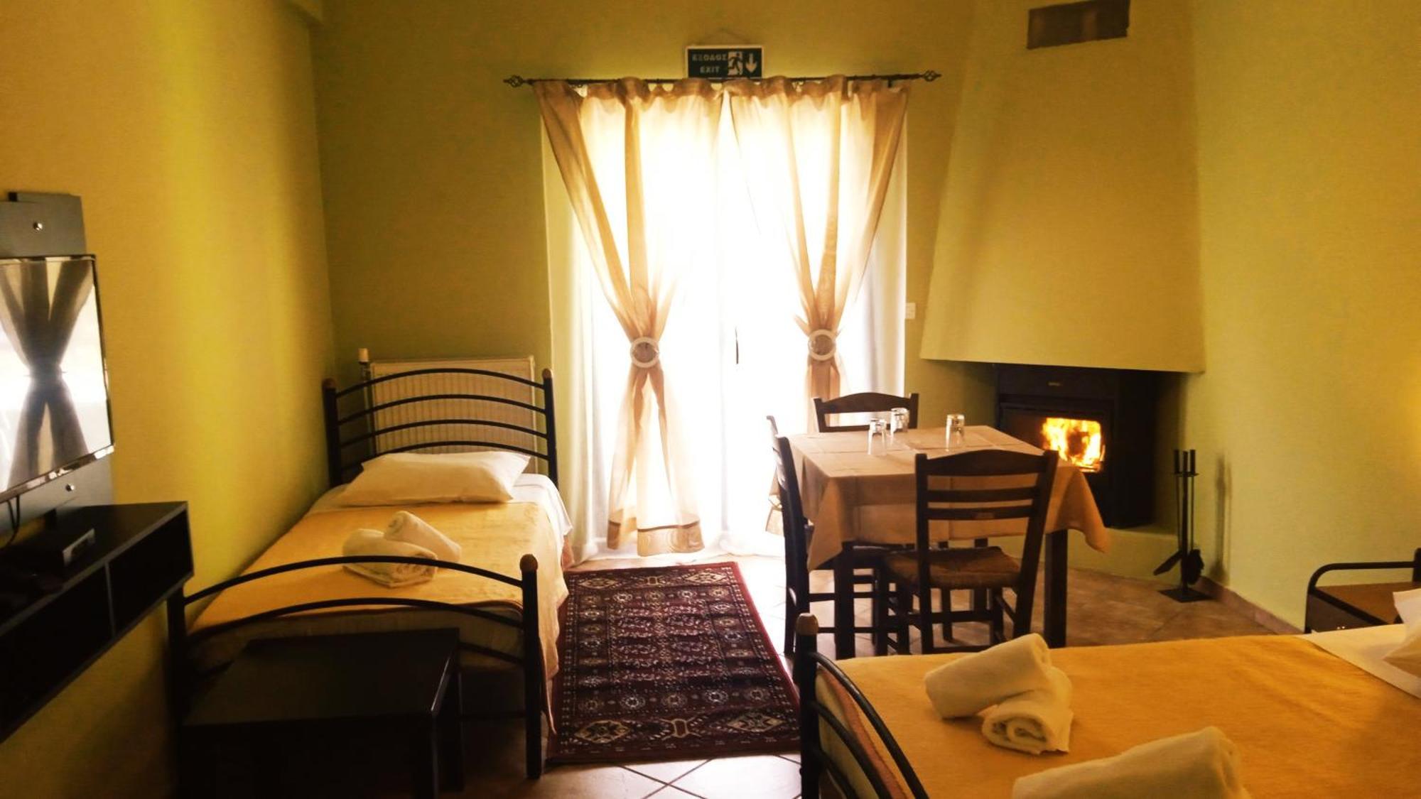 Guesthouse Eleftherios กาลาวริตา ภายนอก รูปภาพ