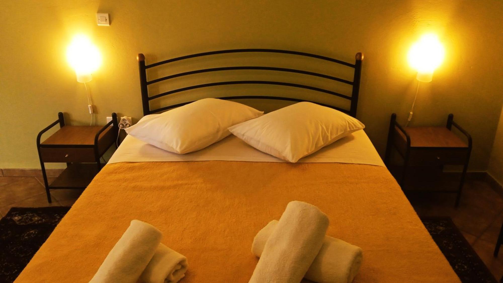 Guesthouse Eleftherios กาลาวริตา ภายนอก รูปภาพ