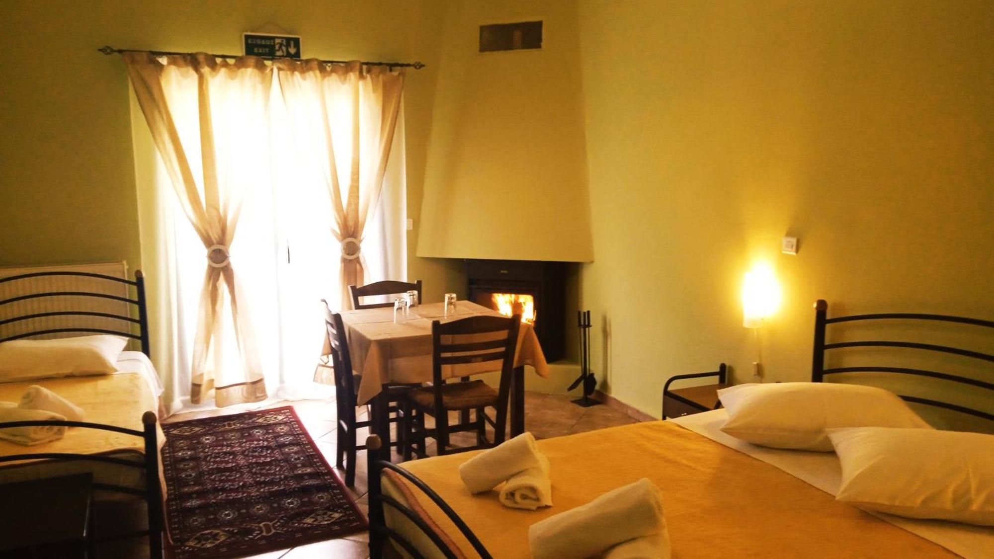 Guesthouse Eleftherios กาลาวริตา ภายนอก รูปภาพ