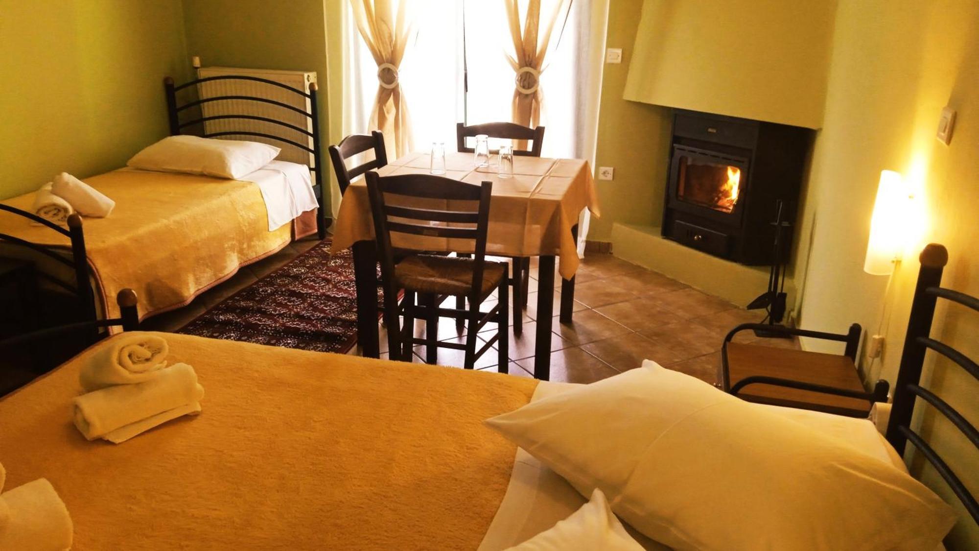 Guesthouse Eleftherios กาลาวริตา ภายนอก รูปภาพ