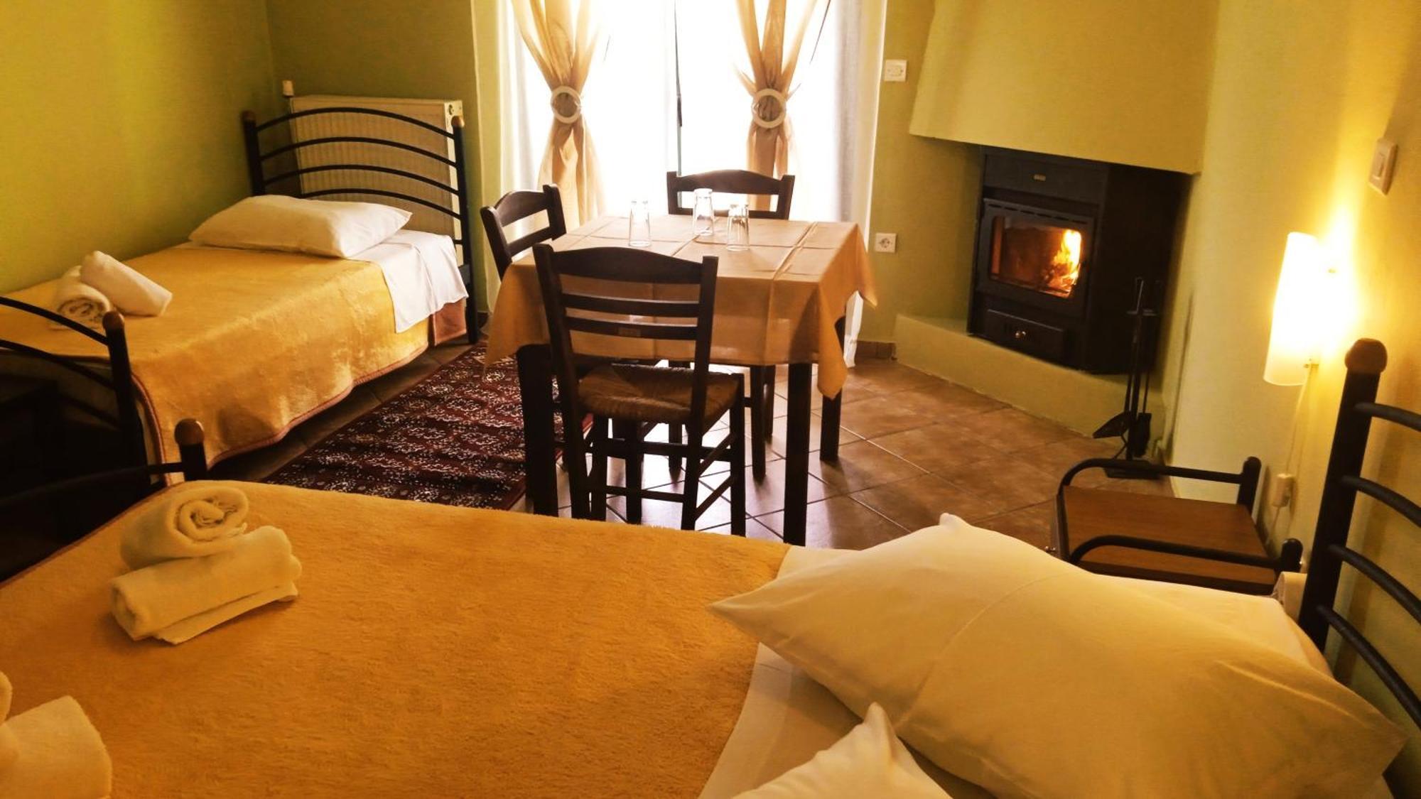 Guesthouse Eleftherios กาลาวริตา ภายนอก รูปภาพ