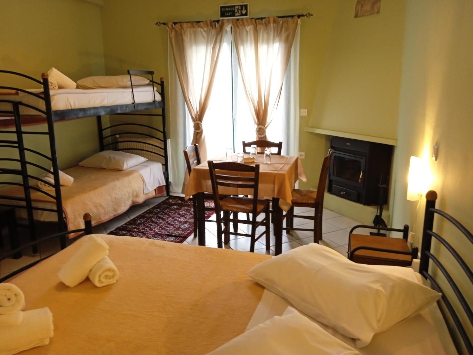 Guesthouse Eleftherios กาลาวริตา ภายนอก รูปภาพ