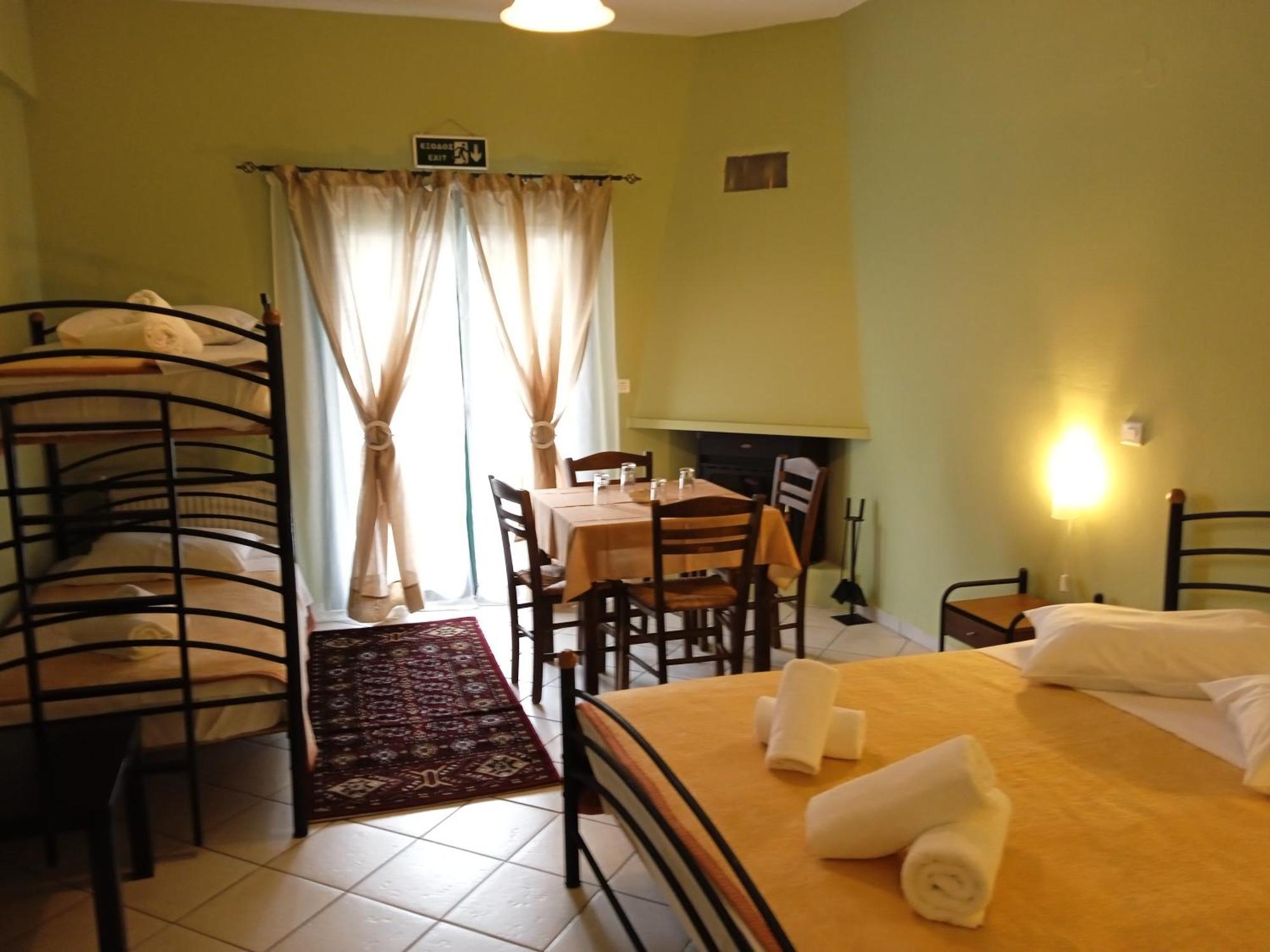 Guesthouse Eleftherios กาลาวริตา ภายนอก รูปภาพ