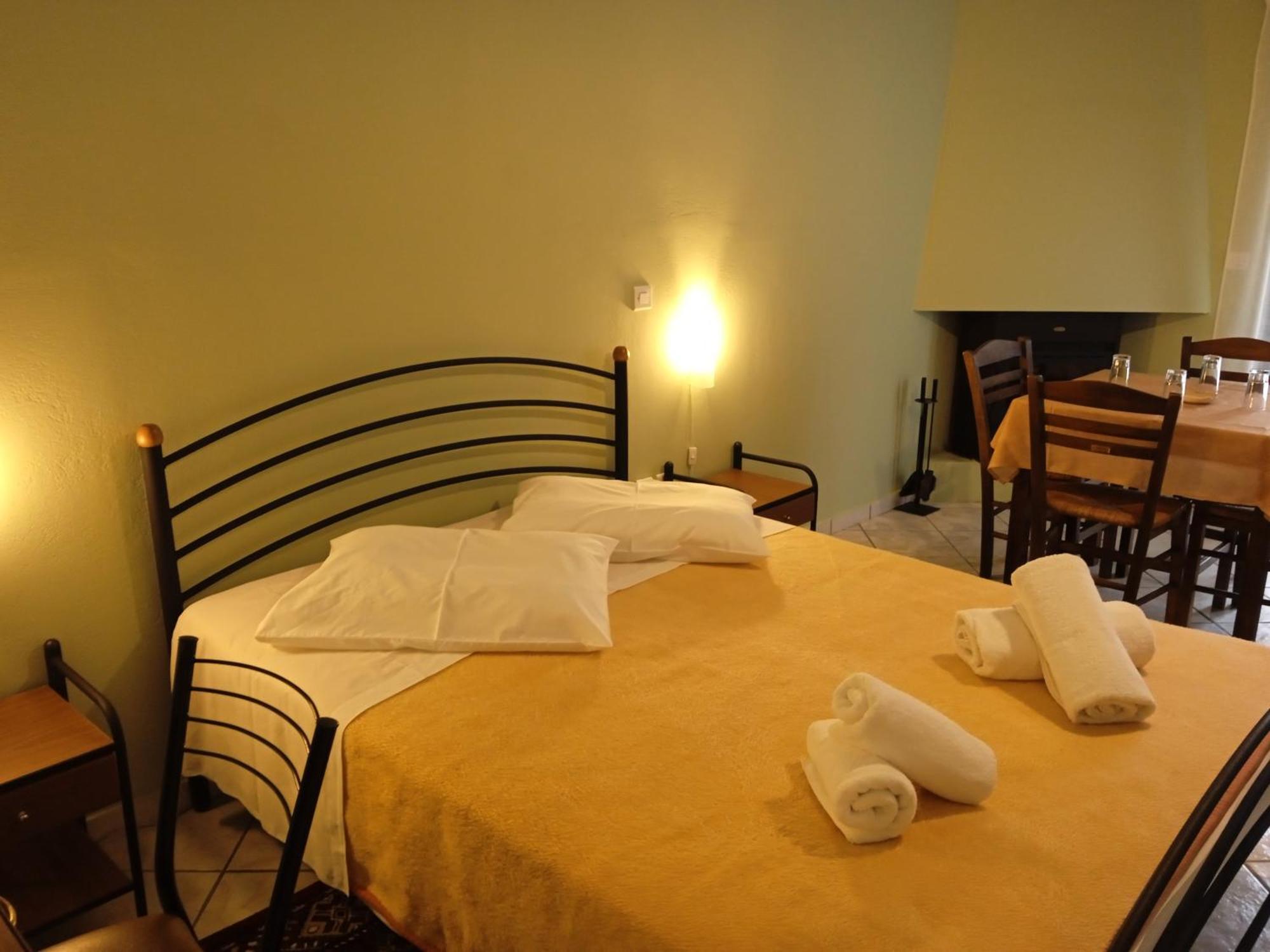 Guesthouse Eleftherios กาลาวริตา ภายนอก รูปภาพ