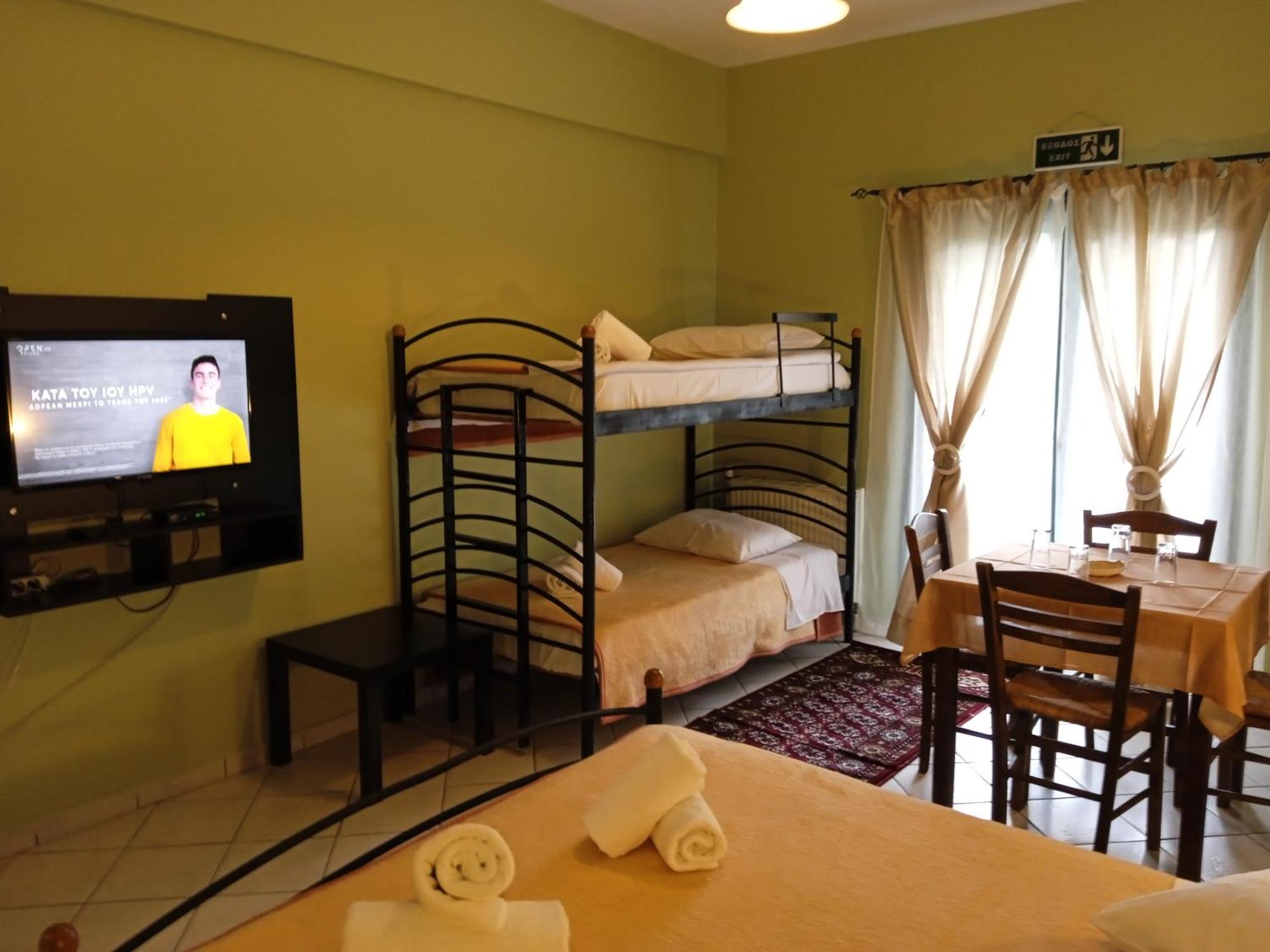Guesthouse Eleftherios กาลาวริตา ภายนอก รูปภาพ