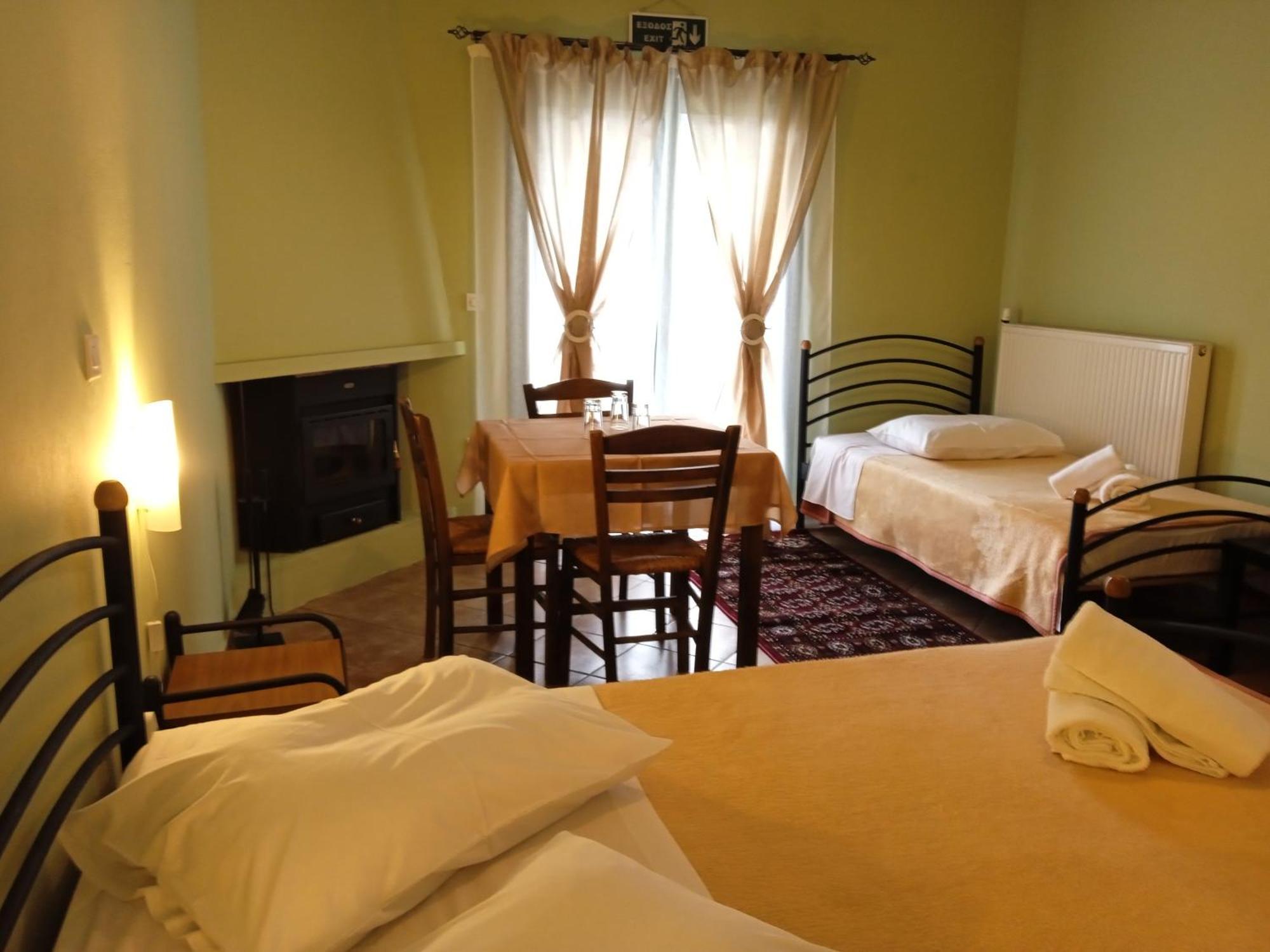 Guesthouse Eleftherios กาลาวริตา ภายนอก รูปภาพ