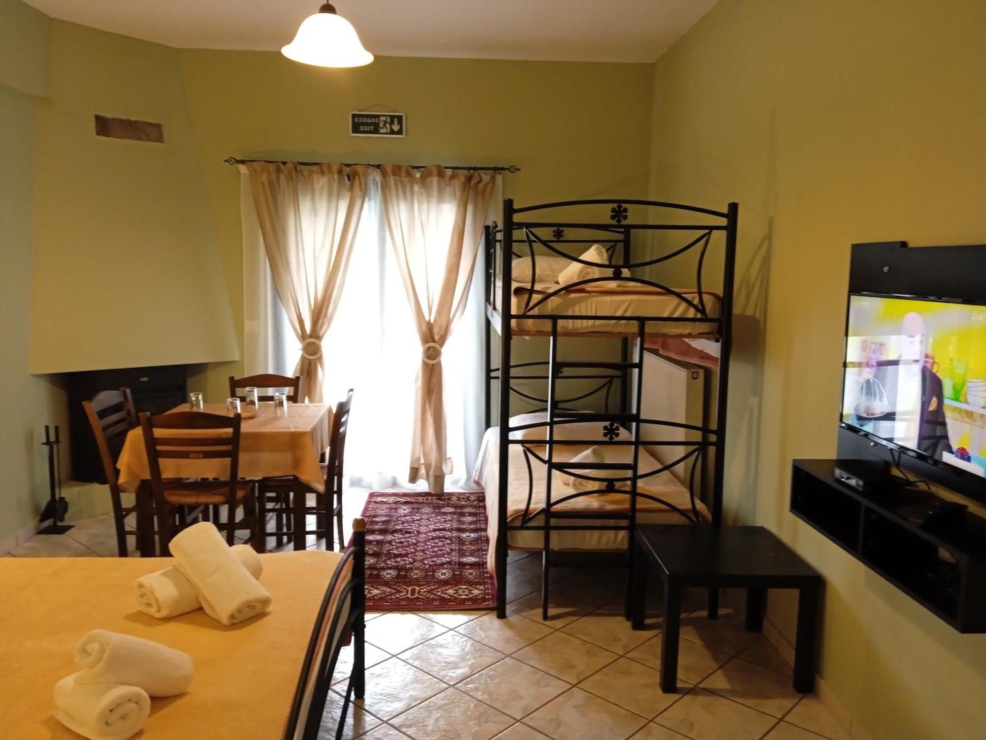 Guesthouse Eleftherios กาลาวริตา ภายนอก รูปภาพ