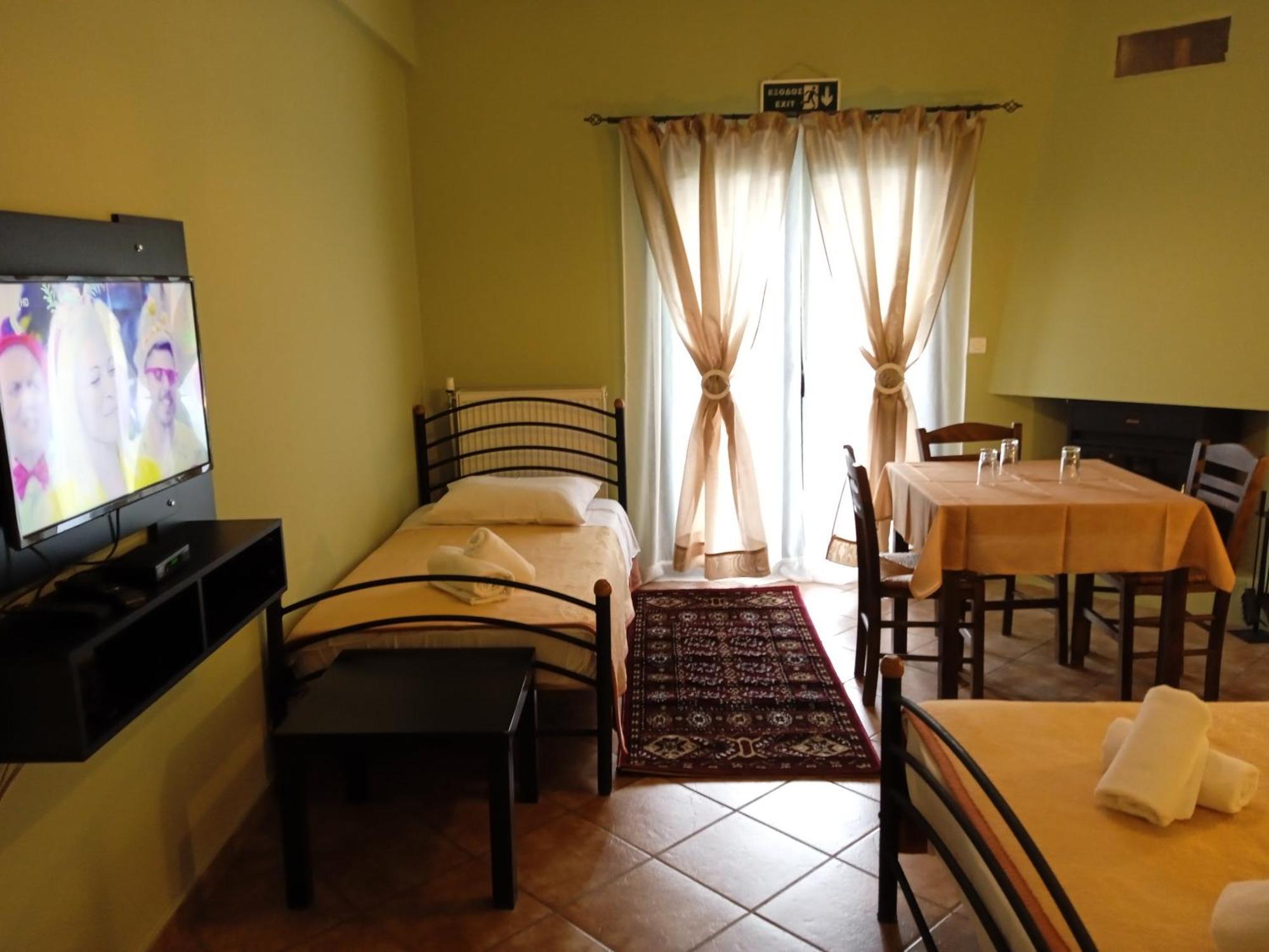 Guesthouse Eleftherios กาลาวริตา ภายนอก รูปภาพ