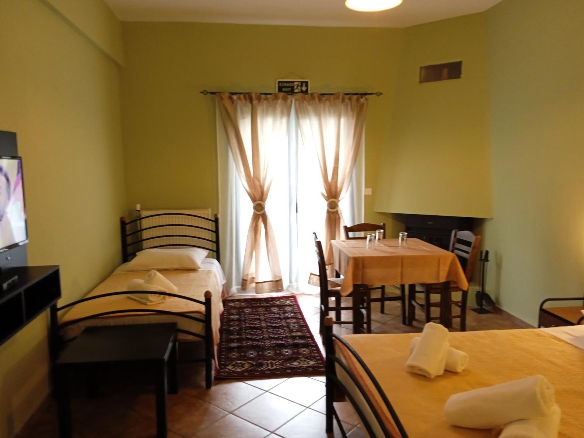 Guesthouse Eleftherios กาลาวริตา ภายนอก รูปภาพ