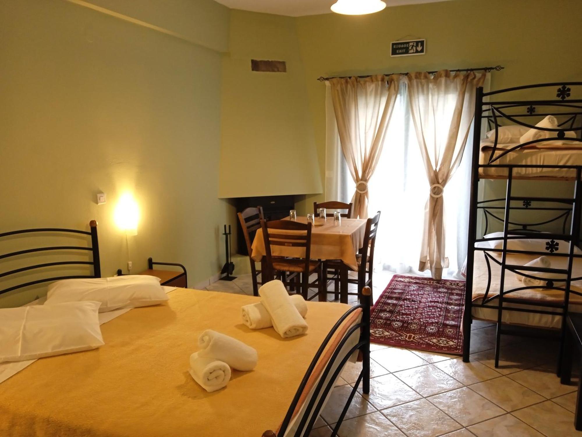 Guesthouse Eleftherios กาลาวริตา ภายนอก รูปภาพ