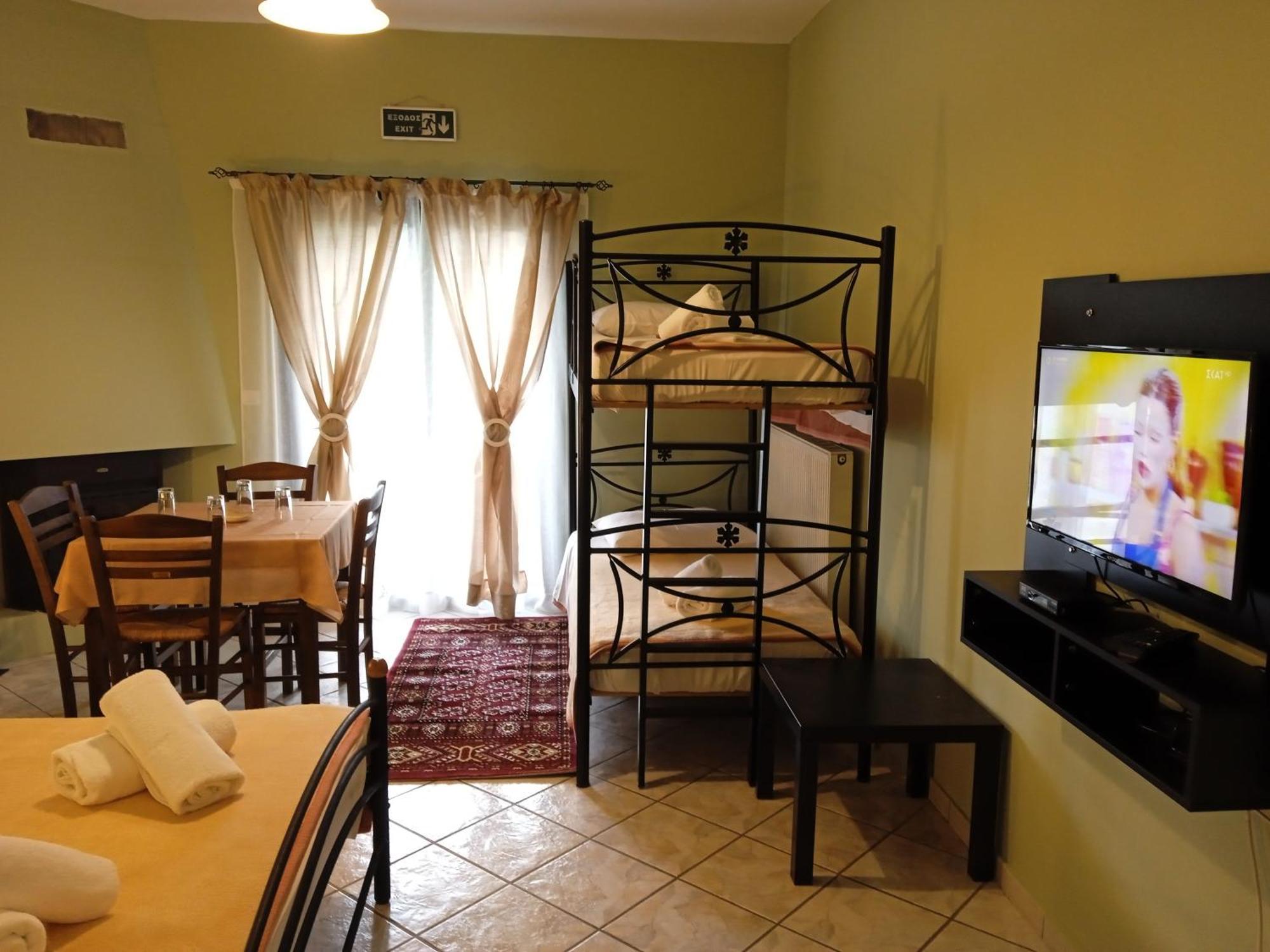 Guesthouse Eleftherios กาลาวริตา ภายนอก รูปภาพ