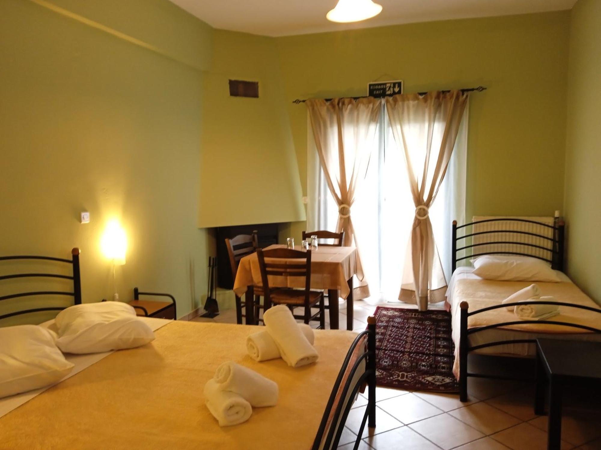 Guesthouse Eleftherios กาลาวริตา ภายนอก รูปภาพ