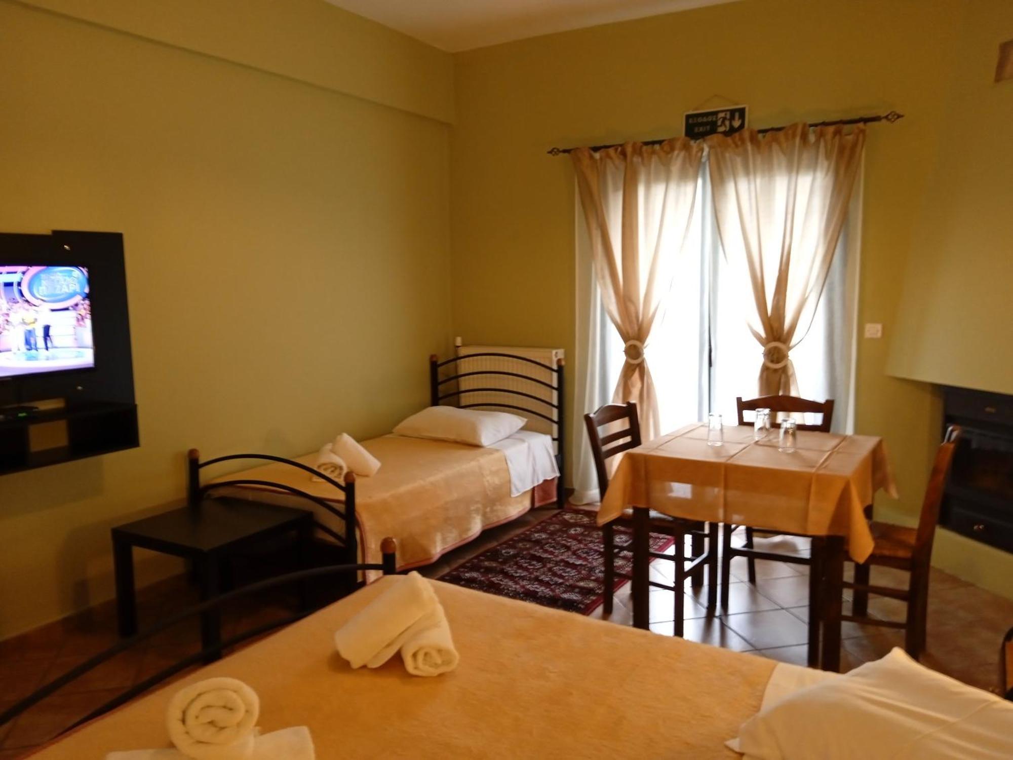 Guesthouse Eleftherios กาลาวริตา ภายนอก รูปภาพ