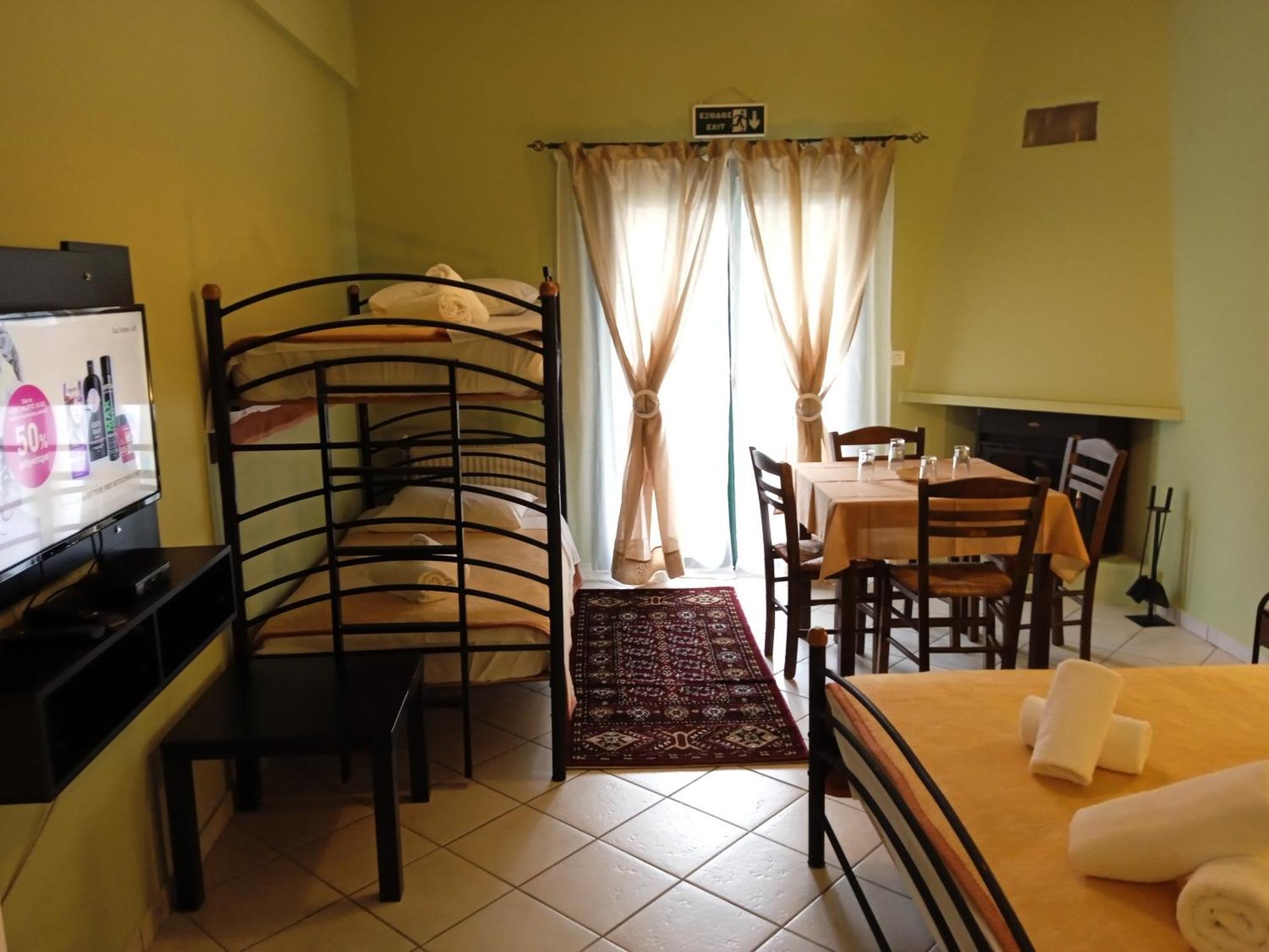 Guesthouse Eleftherios กาลาวริตา ภายนอก รูปภาพ