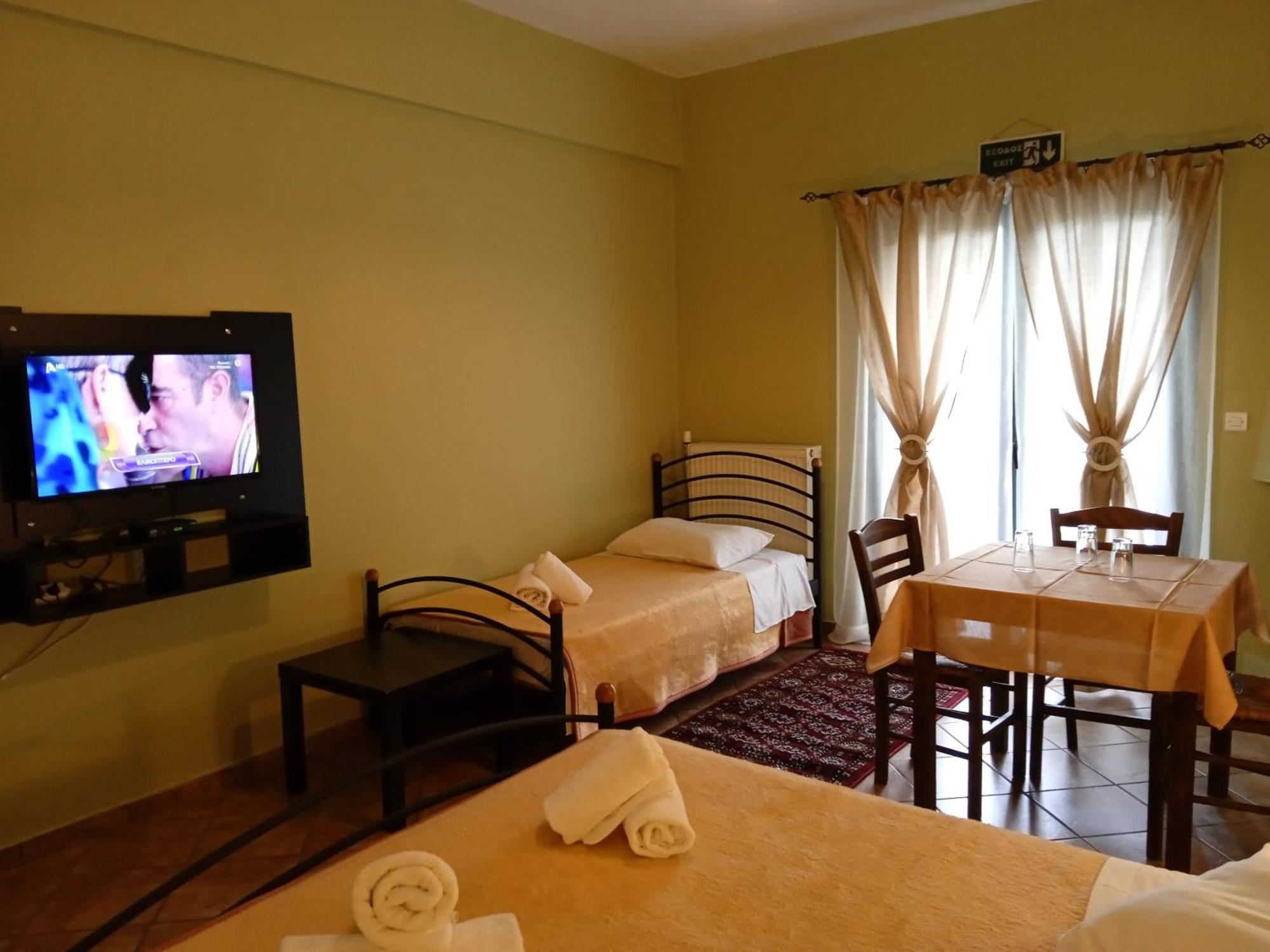 Guesthouse Eleftherios กาลาวริตา ภายนอก รูปภาพ