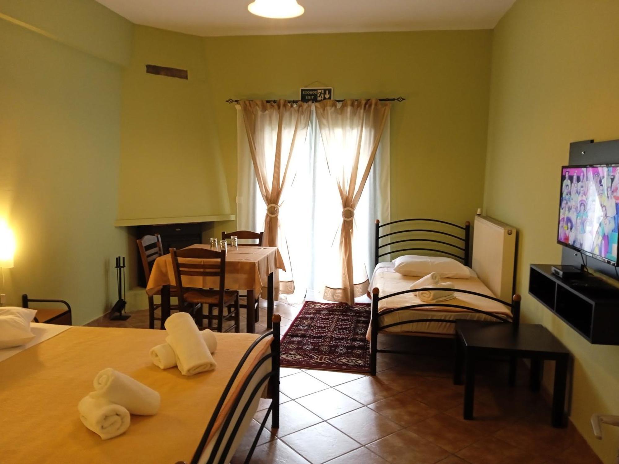 Guesthouse Eleftherios กาลาวริตา ภายนอก รูปภาพ
