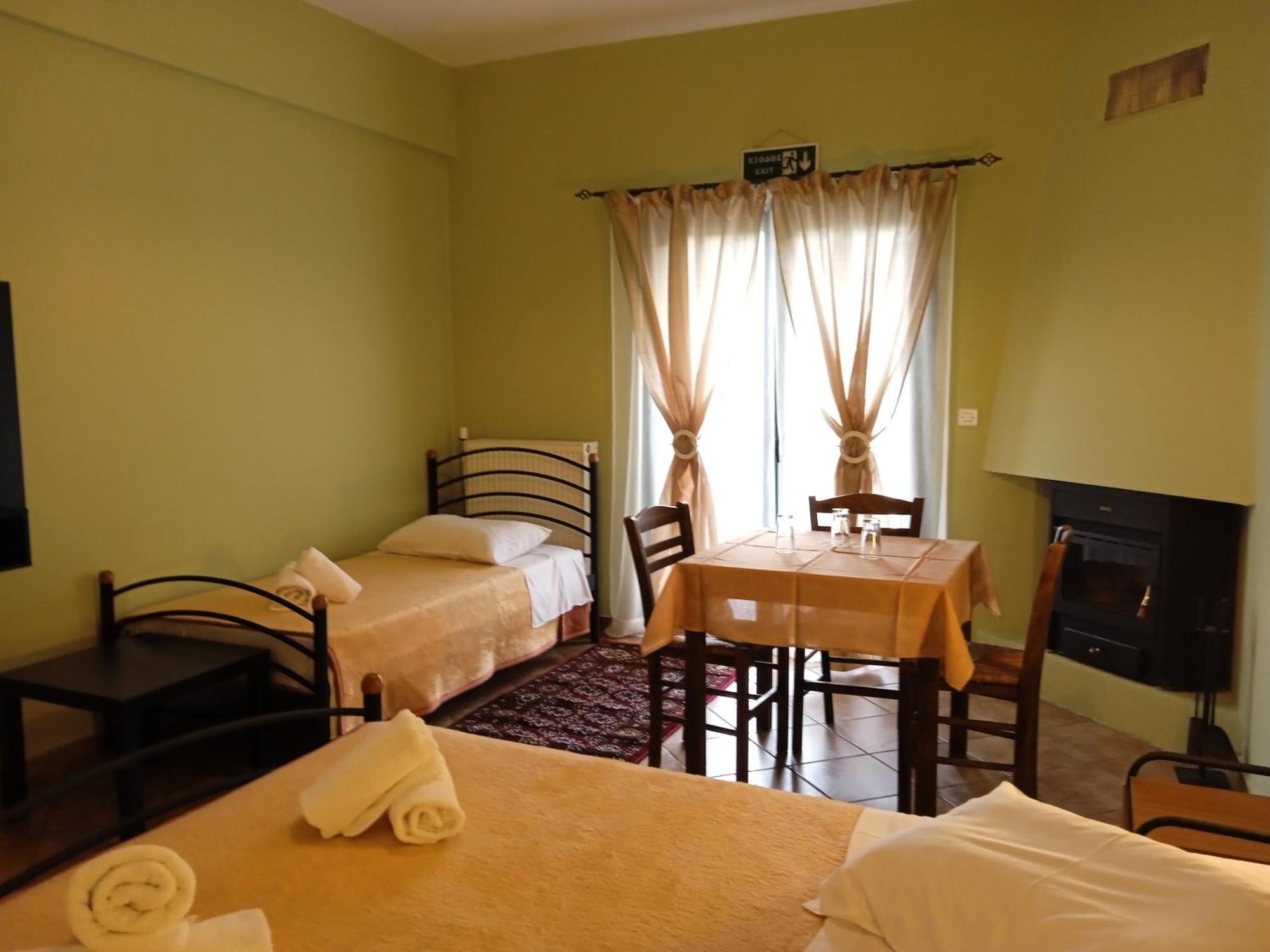 Guesthouse Eleftherios กาลาวริตา ภายนอก รูปภาพ