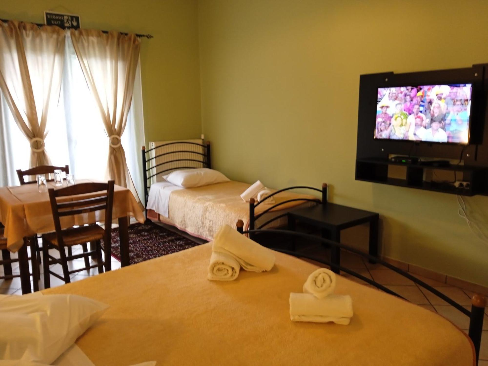 Guesthouse Eleftherios กาลาวริตา ภายนอก รูปภาพ