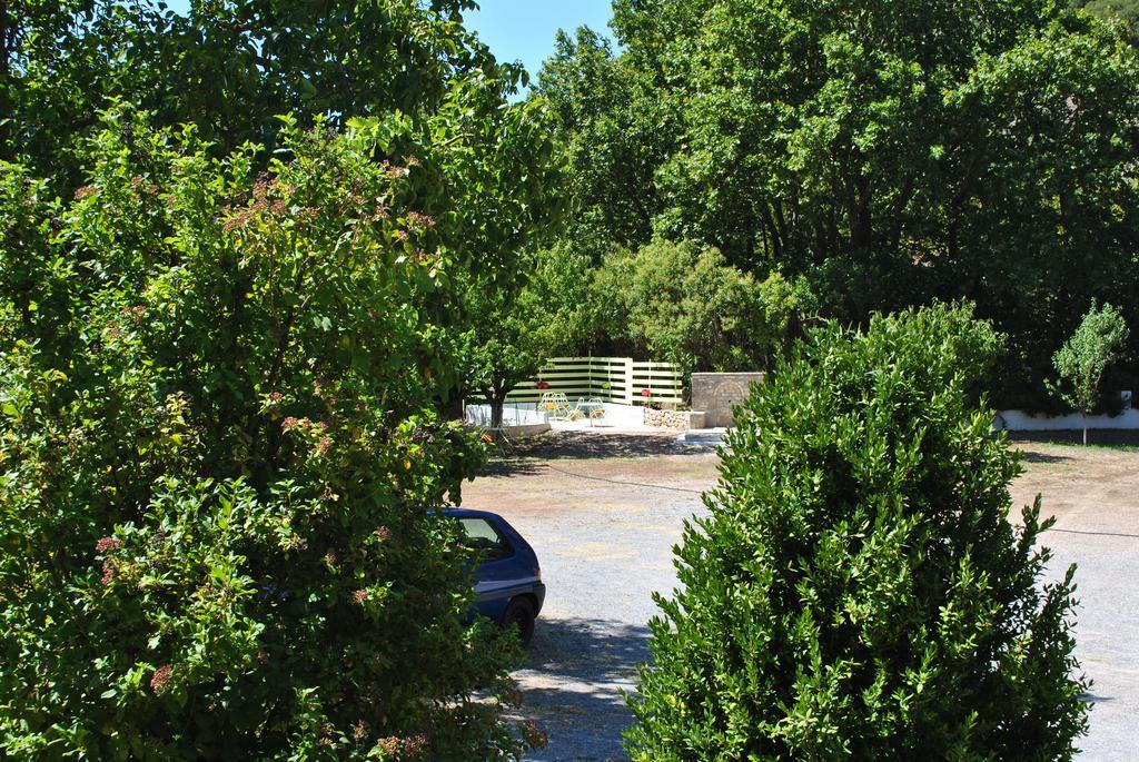 Guesthouse Eleftherios กาลาวริตา ภายนอก รูปภาพ