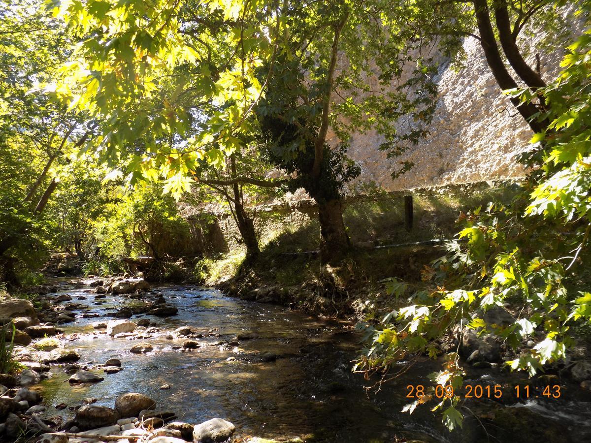 Guesthouse Eleftherios กาลาวริตา ภายนอก รูปภาพ