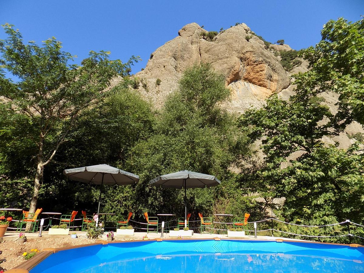 Guesthouse Eleftherios กาลาวริตา ภายนอก รูปภาพ