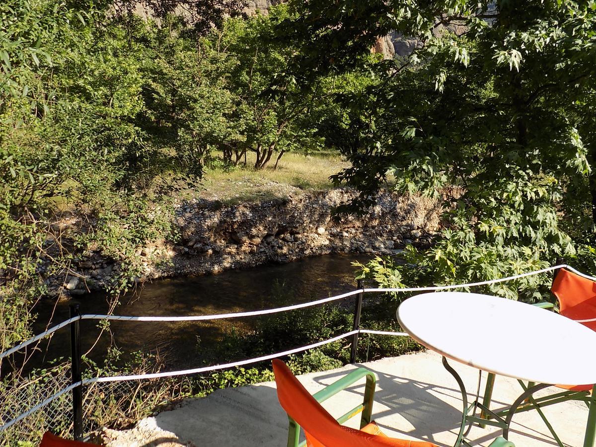 Guesthouse Eleftherios กาลาวริตา ภายนอก รูปภาพ